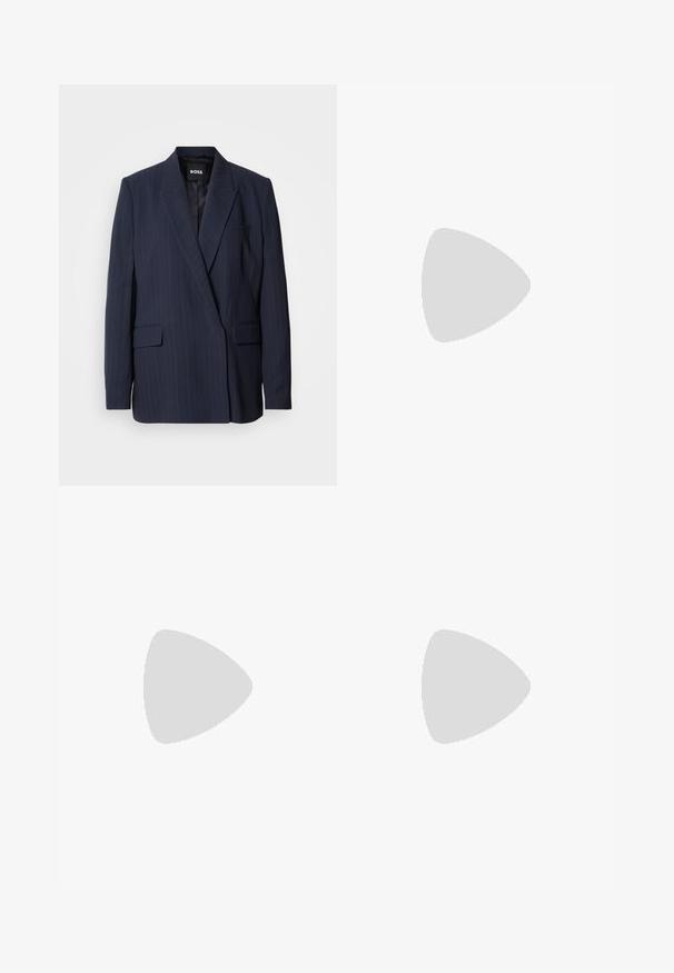 Navy-kirjavötu blazer úr sléttu efni, með möttum klípu, tveimur frampokum og einum brjóstpoka, fyllilega að innan.; Valkoinen lyhythihainen t-paita, leveät lyhyet hihat, pehmeää puuvillamateriaalia, pyöreä pääntie jossa hienovarainen oranssi reunus, minimaalinen muotoilu, ei kuvioita tai graafisia elementtejä.; Mustat räätälöidyt housut suoraa lahjetta, joissa on sileä pinta ja terävät taitteet edessä. Ei näkyvää metalliosaa.; Beige sandaalit, joissa on loiva korko, ohuet hihnat ja neliönmallinen varvasosa. Sileä materiaali, jossa on minimaalista yksityiskohtaa, suunniteltu helppokäyttöiseksi.