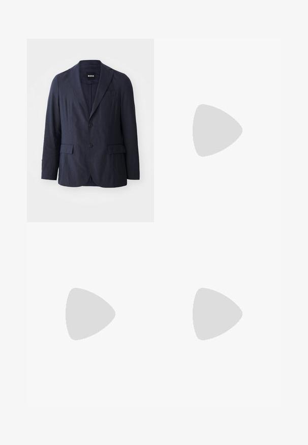 Marinblå blazer gjord av tyg med texturerad yta, med slagkrage, två framfickor och knäppning med två knappar. Varumärkesetikett synlig.; Vit långärmad skjorta med knappar tillverkad av bomull, har en klassisk krage, framskjuta knappar och minimal sömnadsdetalj.; Mörkblå byxor tillverkade av ett strukturerat tyg, med raka ben, platt fram och två sidofickor. Inga synliga mönster eller dekorationer.; Svart läderskor med dubbla spännen, elegant silhuett och rund tå. Har en låg klack och en mjuk yta.