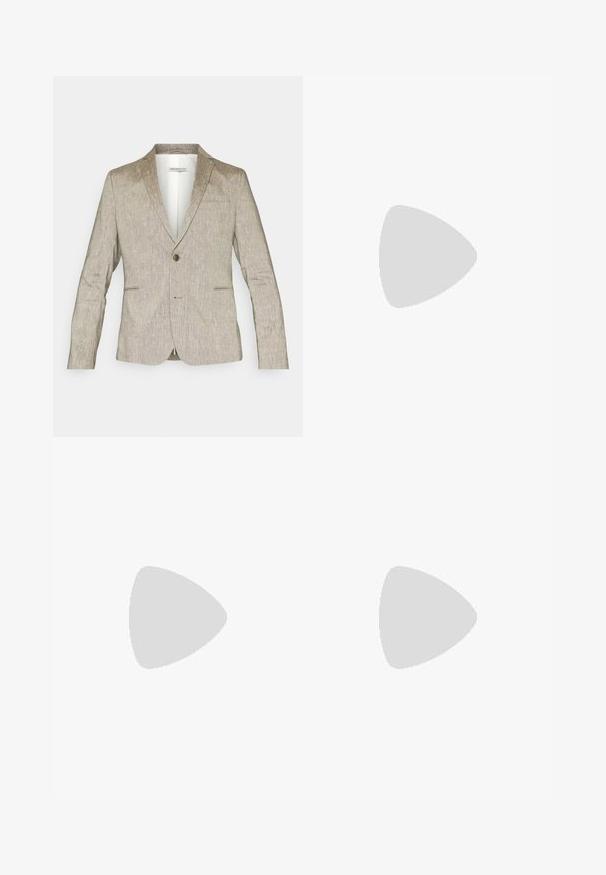 DRYKORN HORLEY - Blazer - green; Zwarte korte mouwen T-shirt van een gladde katoenmix, met een ronde halslijn en een minimalistisch ontwerp zonder patronen of accenten.; Zwarte broek van een gladde stof, met een sluiting met een knoop aan de voorkant, plooien en rechte pijpen. Geen zichtbare patronen of accenten.; Zwarte leren instappers met een gestructureerde afwerking en een contrasterende beige rubberen zool. Beschikt over een subtiele accent langs de voorkant.