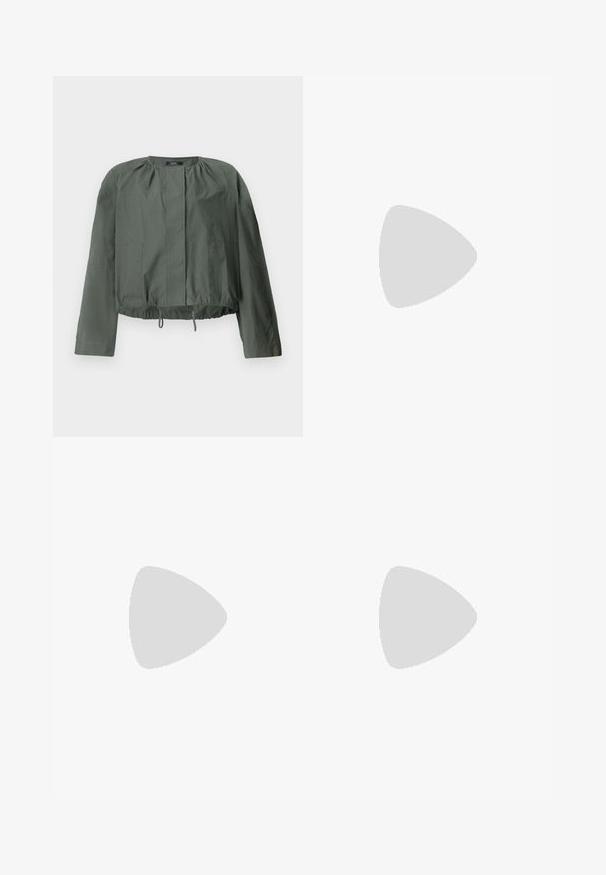 Khaki zelená skrátená bunda s dlhými rukávmi, zhrnutím pri výstrihu, dvoma prednými vreckami a nastaviteľným sťahovacím lemom.; Čierny krátky rukáv top vyrobený z elastického materiálu, s priliehavým strihom a riasením po stranách. Hladká textúra, klasický tvar.; Čierne nohavice so strihom rovného strihu, s prednými vreckami a bočnými rozparkami na leme. Vyrobené z mäkkej, hladkej tkaniny. Vhodné na rôzne príležitosti.; Čierne lakované sandále na podpätku so štvorcovou špičkou, navlečenými remienkami okolo členku a striebornými prackami. Disponujú masívnym blokovým podpätkom pre stabilitu.