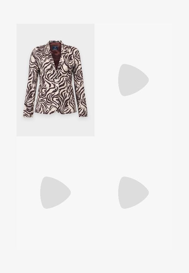 Zebra-mønstrede blazer i lys beige med mørkebrune striber, to forlommer, to knapper og splittet revers.; Hvid cropped t-shirt lavet af ribbet stof. Har en rund halsudskæring og korte ærmer. Sort broderet "cK" logo på brystet.; Lysblå denim jeans med høj talje, tætsiddende pasform og ankellængde. Har forlommer, bæltestropper og metalknaplukning.; Hvide platform sneakers med glat syntetisk overdel, tonede snørebånd og et sort logo. Den forhøjede gummisål har vandrette riller for bedre greb.