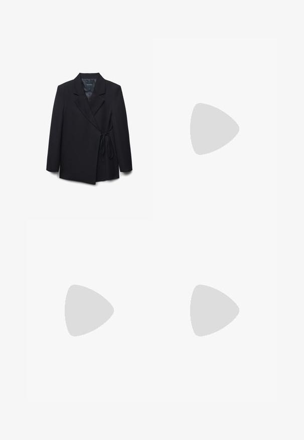 Blazer nero con revers appuntiti, design avvolgente e dettaglio a nodo in vita. Realizzato in tessuto morbido, con maniche lunghe e vestibilità comoda.; Abito senza maniche in pelle marrone scuro con una texture liscia. Presenta una scollatura rotonda e dettagli arricciati su un lato. Chiusura posteriore con zip.; Scarpa slingback in pelle verniciata marrone con punta appuntita, tacco basso e un accentuato fiocco decorativo nella parte anteriore. Texture liscia e lucente.; Borsa in pelle bordeaux con un design morbido e arricciato e una forma arrotondata. Il manico è fissato, mostrando una texture liscia.