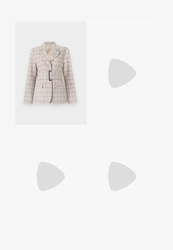 Blazer à carreaux beige avec une taille cintrée, grande boucle de ceinture noire, revers cranté et deux poches avant. Tissu texturé avec des accents bleus.; Haut blanc ajusté en tissu côtelé avec des manches courtes et des détails froncés sur les côtés pour ajouter de la texture et de la forme.; Pantalon noir avec une coupe droite, doté de poches avant et d'éclairs sur l'ourlet. Fabriqué en tissu doux et lisse. Convient à diverses occasions.; Chaussures à talons hauts en cuir verni noir avec deux brides à boucle, bout carré et épais talon bloc. Texture lisse avec une finition brillante.; Sac hobo en cuir noir avec une texture lisse, une forme incurvée et une seule sangle réglable ; dispose d'une large ouverture en haut.