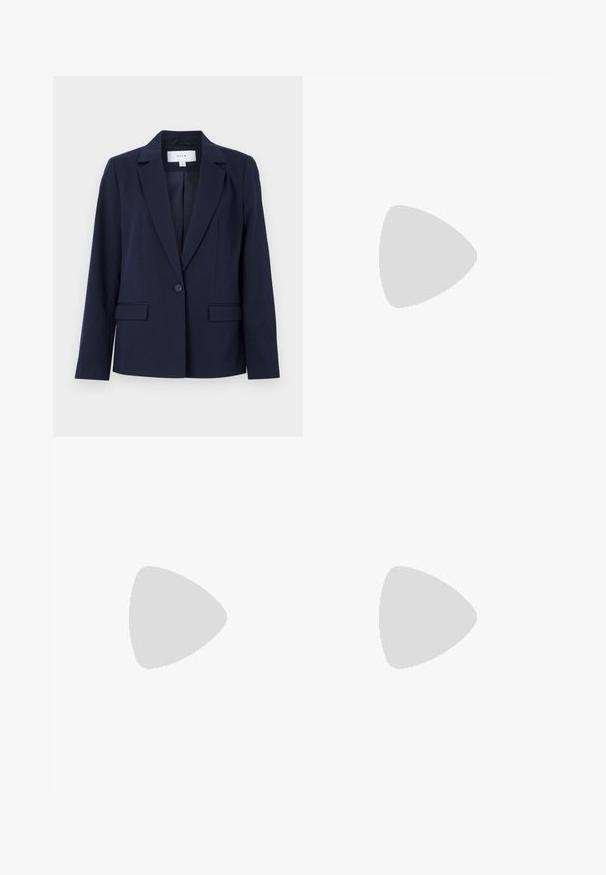 Námořnický modrý blazer s klopovým límcem, zapínáním na jeden knoflík a dvěma předními kapsami, vyrobený z hladké látky. Přiléhavý střih s dlouhými rukávy.; Bílý bezrukávový top vyrobený z ribbed látky, s kulatým výstřihem a přiléhavým střihem, s minimem švů a bez ozdob.; Světlé modré, vysoké džíny rovného střihu s knoflíkovým zapínáním a předními kapsami, vystavené na bílém pozadí.; Černé semišové a kožené tenisky s krémovým postranním swooshem a světlým krémovým podpatkem. Mají béžové tkaničky a podešev z gumové pryže.
