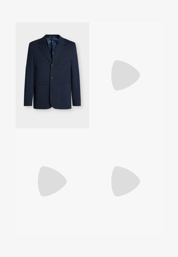Blazer azul-marinho feito de tecido texturizado, com colarinho de bico, três botões castanhos e dois bolsos frontais. Forro interior liso.; Polo de manga longa azul-marinho com collar, apresentando finas riscas verticais e abertura com três botões. Textura de tecido suave.; Calças bejas de cintura alta com corte reto, apresentando uma frente lisa, bolsos laterais e um tecido suave e texturizado.; Sapato de dress em couro preto brilhante com atacadores, flutuando acima de um chão liso e cinza claro, com barras metálicas verticais ao fundo.