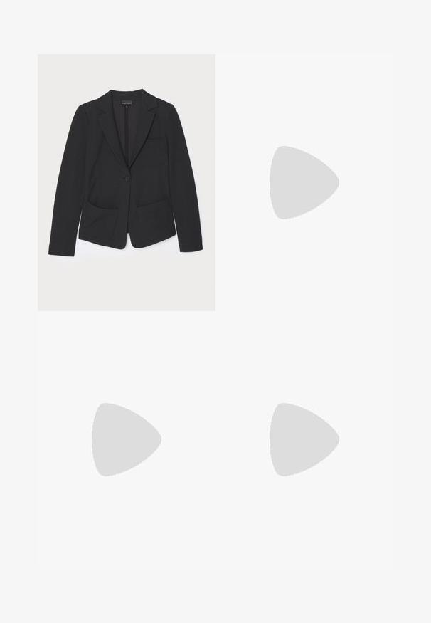 Svart blazer i texturerat tyg, med enkel knappstängning, slagkrage och två framfickor.; Vit bomulls t-shirt med rundad halsringning och korta ärmar, med en avslappnad passform och minimalistisk design. Etikett synlig vid nacken.; Svarta vida byxor i slät tyg, med hög midja, veck och skräddarsydd design. Enkel svart detalj vid midjan.; Svart ankle boot gjord av slät tyg, med spetsig tå och smal stilettklack, med en sömlös design och ingen synlig hårdvara.