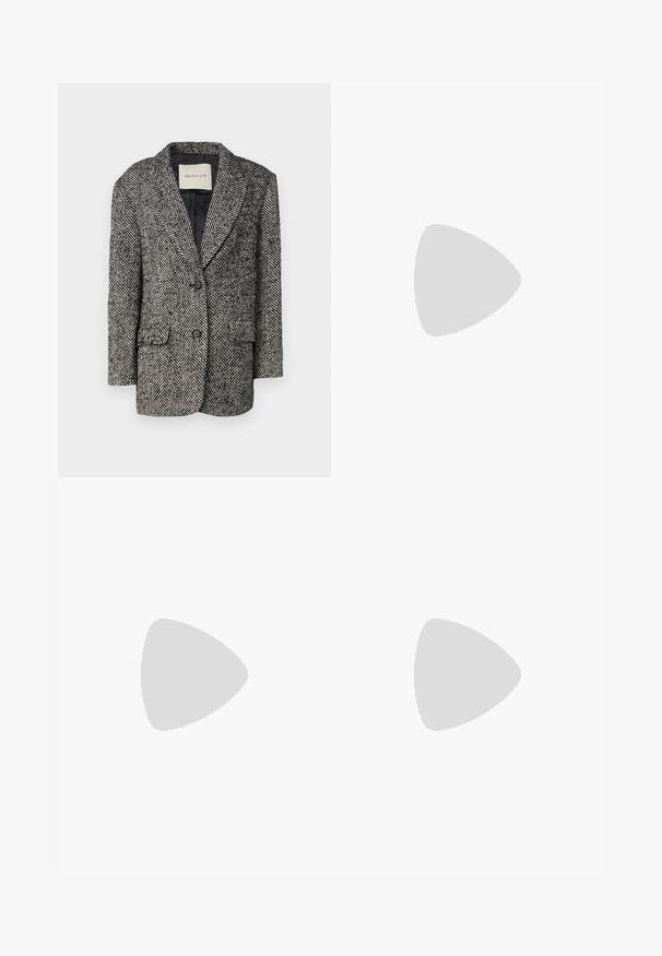 Grau-weißer Blazer im Fischgrätmuster mit Reverskragen, zwei Vorderaschen und zwei Knöpfen, ausgekleidet mit schwarzem Futter.; Schwarzes Baumwoll-T-Shirt mit kurzen Ärmeln, Rundhalsausschnitt und kleinem weißen "Calvin Klein"-Logo auf der Brust. Glatte Textur, klassischer Schnitt.; Schwarze, taillierte Hose mit geradem Bein, aus einem glatten Stoff und mit klaren Falten an der Vorderseite. Keine sichtbare Hardware.; Schwarzer spitz zulaufender Slingback-Schuh mit niedrigem Absatz, der aus glattem Leder gefertigt ist und seitliche Ausschnitte für Atmungsaktivität aufweist.