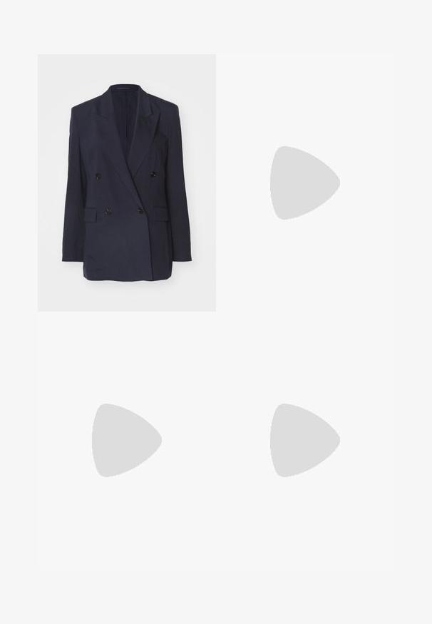 Blazer doppiopetto blu navy con rever a punta, doppie tasche frontali e texture liscia con bottoni neri.; T-shirt bianca cropped, maniche corte e larghe, tessuto di cotone morbido, scollatura rotonda con bordino arancione sottile, design minimale, senza motivi o grafiche.; Pantaloni neri su misura con un design a gamba dritta, caratterizzati da una texture liscia e pieghe ben definite sul davanti. Senza hardware visibile.; Décolleté in pelle nera con punta appuntita, tacco kitten basso, texture liscia e un sottile accento dorato alla base del tacco.; Orecchini a cerchio in metallo argentato con una superficie liscia e lucida e un design strutturato e arrotondato. Presentano una chiusura a cerniera per un indosso sicuro.