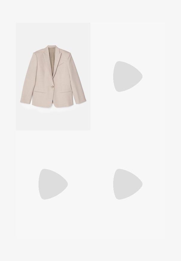 Bež strukturiran blazer, zapiranje z enim gumbom, zarezan ovratnik, teksturirana tkanina z majhnimi vzorci, dva sprednja žepa, nezašita notranjost.; Bela kamisola z oblikom v-izreza, tankimi naramnicami, strukturirani čipkastimi poudarki na ramenih ter ukrivljenim robom. Gladka tekstura tkanine.; Beige široke hlače iz gladkega materiala, z ravnim odprtjem spredaj in naborki, z vodilom na zadrgo in zankami za pas. Prilagojen kroj.; Jarke visoke pete s trakovi v metalik rožnato zlato, z teksturiranim zgornjim delom, odprtim prstom in zaponko na gležnju v zlatem detajlu.