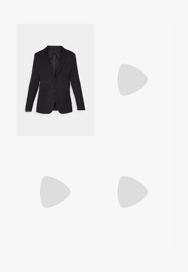 Sacou negru cu o croială slim, rever cu tăietură, închidere cu un singur nasture și buzunare laterale. Prezintă un material cu pattern pe mâneci.; Cămașă neagră cu mânecă lungă, cu închidere prin butoni, guler clasic și hem rotunjit; prezintă butoni negri și un logo roșu în interiorul gulărului.; Pantaloni adaptați din țesătură gri închis. Au un croi slim, fața plată și bucle pentru curea. Textură netedă cu o luciu subtil.; Pantofle din piele neagră cu un finisaj neted, design cu șireturi, vârf rotunjit și detalii de cusătură subtile. Prezintă o talpă din cauciuc negru.
