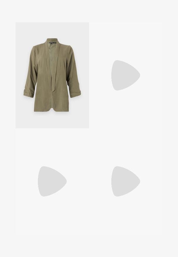 Olivenfarvet letvægts-blazer, åben frontdesign, trekvartærmer, blød tekstur, med folder foran, ingen lukninger eller mønstre.; Urban Classics OVERSIZED  - T-shirts basic - black; Urban Classics Bukser - black; Sorte kanvas sneakers med hvide snørebånd, hvid gummitåhætte og en kraftig hvid mellemsål. Har diskret hvid syning og en gummisål.