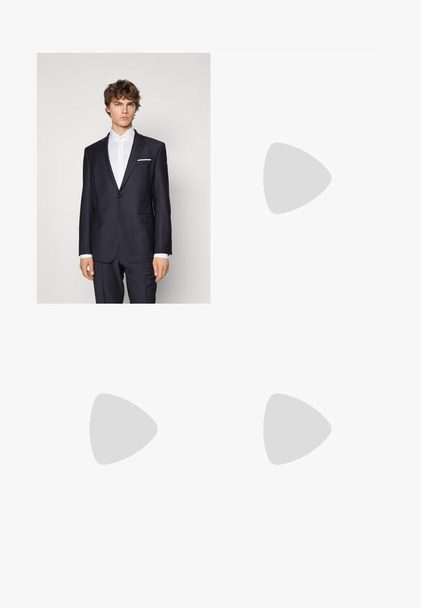 Dunkelblauer Anzug mit einem einzigen Knopf, Reverskragen, seitlichen Taschen und einem weißen Einstecktuch, kombiniert mit einem weißen Hemd. Maßgeschneiderte Passform.; Weiße Kurzarm-T-Shirts gestapelt, aus Baumwolle gefertigt. Eigenschaften umfassen einen Rundhalsausschnitt und einen geraden Schnitt. Der Stoff wirkt glatt und hat keine Muster.; Marineblaue Hosen mit schmaler Passform und Streifenmuster. Mit Reißverschluss, Gürtelschlaufen und Vordertaschen. Glatte Stoffstruktur.; Weiße Schnürsneaker, die über einer Holzbank mit grünem Laub im Hintergrund schweben und das Schuhdesign sowie die Textur zeigen.; Schwarze und silberne Sonnenbrille mit Katzenaugenform, verlaufenden Gläsern und metallischen Akzenten im Rahmen. Plastische Bügel mit grauen Spitzen.