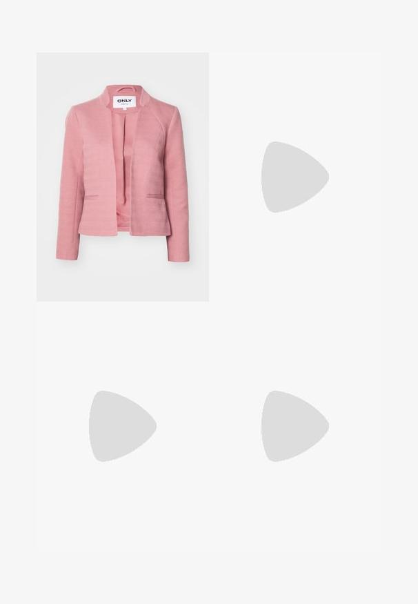 Rosa blazer med et herringbone-mønster, skreddersydd passform, uten knapper og med spisse revers. Har en glatt innerfôr og sidelommer.; Hvit langermet høyhalset topp laget av glatt, elastisk stoff. Har høy krage og tettsittende design, uten synlige mønstre eller dekorasjoner.; Lys blå vide jeans laget av denim, med høy midje, fem-lommers design og subtile falminger for et slitt utseende.; Hvite plattform sneakers laget av glatt syntetisk materiale, med rund tå, snøring og en strukturert gummisåle. Svart hæl akcent.