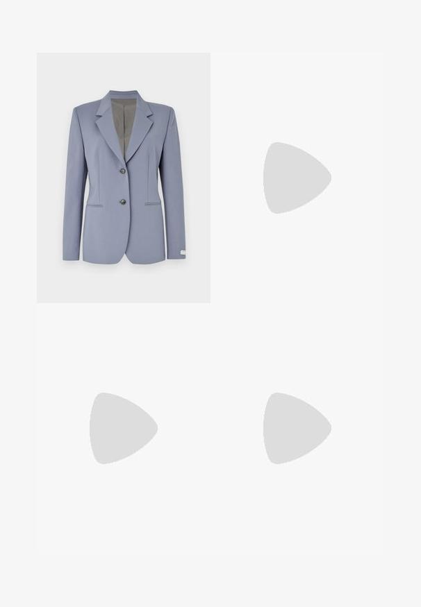 Tiger of Sweden Blazer - dull blue; T-shirt tricot à manches courtes de couleur bleu clair, présentant une texture en côtes verticales et un col rond. Le tissu révèle des détails subtils avec une finition ajustée.; Pantalons évasés noirs en tissu lisse, présentant une taille plate, des poches latérales et une ceinture ajustée.; Bottine en cuir noir avec un bout pointu et un talon carré épais. Texture lisse avec un design sans coutures et descoutures minimalistes.
