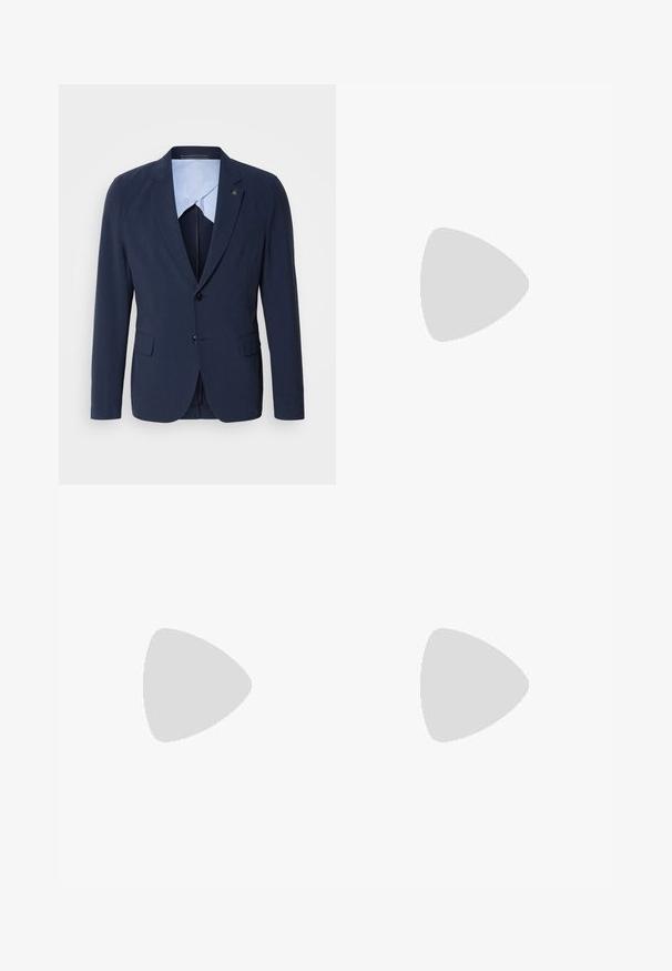 Granatowa marynarka o dopasowanym kroju, jednolitym zapięciu na guzik, z dwiema przednimi kieszeniami oraz jasnoniebieską podszewką. Zawiera subtelny detal logo.; Trzy t-shirty z okrągłym dekoltem w kolorze białym, jasnoszarym i czarnym. Wykonane z miękkiej bawełny, z krótkimi rękawami i luźnym krojem.; Beżowe spodnie o dopasowanym kroju z płaskim przodem, z zapięciem na jeden guzik i dwoma ukośnymi bocznymi kieszeniami. Gładki materiał, wąski krój i zwężająca się nogawka.; Czarne skórzane mokasyny z zaokrąglonym noskiem, posiadające przeszywany wzór, niską platformę oraz teksturowaną, gumową podeszwę z bieżnikiem.; Okulary przeciwsłoneczne Ray-Ban z zielonymi soczewkami, czarnymi plastikowymi oprawkami i złotymi akcentami na krawędziach. Kwadratowy kształt z matowym wykończeniem.
