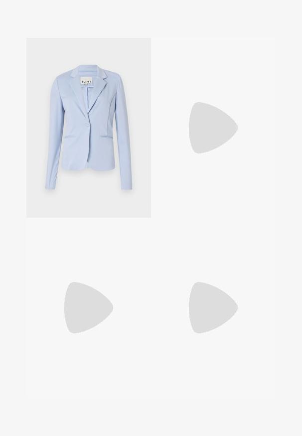Blazer azul claro feito de tecido suave, com lapela canelada, fecho de botão único e dois bolsos frontais. Ajuste sob medida com mangas longas.; Camisa jaqueta de couro preto com gola, fecho de botão e mangas bufantes. Textura suave e ajuste entalhado.; Calças largas pretas com cintura alta, detalhes em botão na cintura e pregas frontais.; Sandal de pele preta com bico pontiagudo e um salto bloco baixo. Apresenta uma tira no tornozelo com uma fivela em tom dourado. Textura suave.