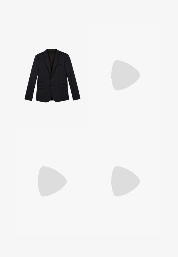 Blazer blu scuro realizzato in tessuto liscio, con chiusura a due bottoni, rever a punta, due tasche frontali e una tasca sul petto.; Camicia bianca a maniche lunghe con bottoni, realizzata in cotone, caratterizzata da una tasca sul petto con ricamo tonale, colletto e polsini con bottoni.; Pantaloni marroni a vita alta realizzati in tessuto testurizzato. Presentano gambe ampie e due pieghe frontali per struttura. Rifinitura curata senza hardware visibile.; Mocassini neri in pelle con una texture liscia, punta arrotondata e una striscia decorativa sulla tomaia. Tacco basso impilato, design minimalista.