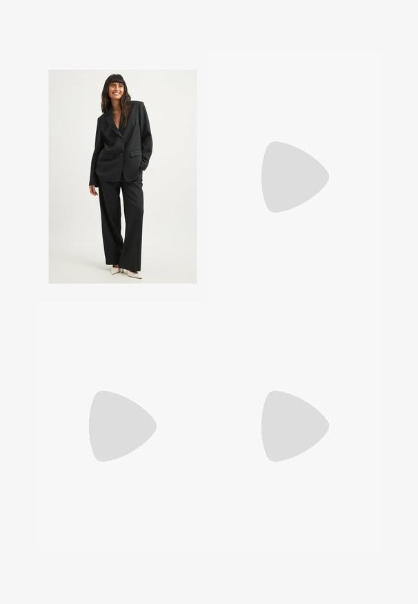 Costume noir à rayures avec un blazer ample à deux boutons et un pantalon à jambes larges, fabriqué en tissu texturé.; T-shirt blanc uni en coton avec un col rond, des manches courtes et une coupe décontractée. Texture lisse sans motifs ni accents.; Pantalons larges rouges en tissu léger, dotés de rayures blanches sur les côtés et d'une taille élastique avec un cordon de serrage.; B baskets blanches avec une tige en mesh, des accents bleu marine et une semelle rembourrée. Présente le logo "N", des lacets et un détail texturé sur le côté.; Lunettes de soleil noires avec des verres ovales, monture en plastique brillant et branches fines. Présente le logo Ray-Ban en blanc sur le côté.; Sac à bandoulière en cuir noir avec une texture lisse, un dessus arrondi et une seule sangle. Doté d'une fermeture éclair et d'un design minimaliste.