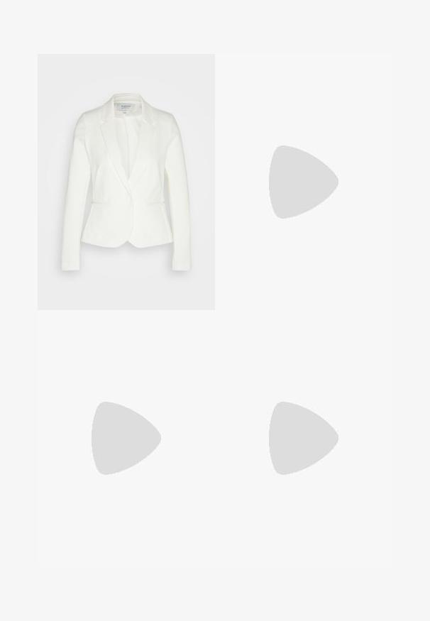 Weißer, taillierter Blazer aus weichem Stoff mit einem Knopfverschluss, Reverskragen und zwei vorderen Taschen. Glatte Textur und maßgeschneiderte Form.; Cremefarbenes Sommerkleid mit Raffung in der Taille und Trägern, dekoriert mit bunten Drucken von Sonne, Muschel, Krebs, Zitrone und Strandmotiven.; Ecrufarbene Blockabsatzsandalen mit gedrehten Riemen und flachem Fußbett. Glattes synthetisches Material mit matter Oberfläche.; Hellgraue Kunstlederhandtasche mit goldener Kettenriemen, die über einen V-förmigen Verschluss und eine Quaste verfügt. Glatte Textur, rechteckige Form.; Goldfarbene Halskette mit einem blumenförmigen Anhänger und einem durchsichtigen Zentrum. Zarte Glieder und ein Karabinerverschluss.