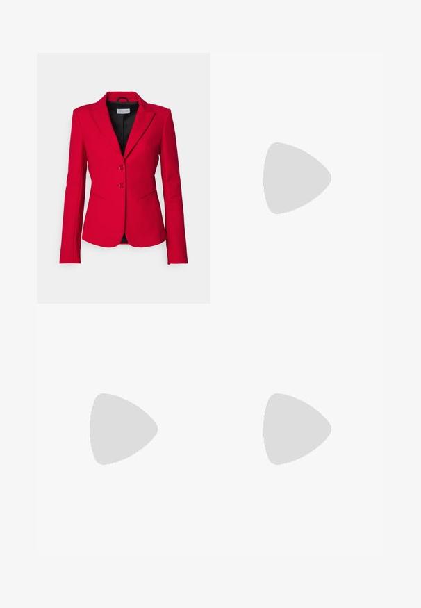 Patrizia Pepe GIACCA - Sacou - red heart; Tricou negru din bumbac cu decolteu în V și mâneci scurte. Design simplu, cu o croială normală și fără modele sau accente.; Pantaloni negri tailor-ed cu un design drept, având o textură fină și cute clare pe față. Fără elemente de prindere vizibile.; Sandale negre cu toc înalt, cu un design cu curea subțire, vârf pătrat și toc bloc de înălțime medie. Fabricate din piele netedă cu o finisare mată.