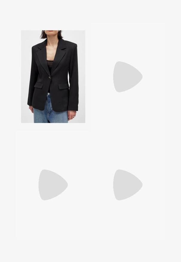 Svart kavaj i mjukt tyg, med slagkrage, enkel knappknäppning och två framfickor; ihop med blå jeans.; Ljusbrun denimskjorta med långa ärmar, spetsig krage, två framfickor och silverfärgade tryckknappar. Har en avslappnad passform och slitstark textur.; Mörkblå denim med vida ben och hög midja, fem fickor, kontrastsömmar och silverfärgad metalldetaljer. Slät textur och ren finish.; Svarta läderankelstövlar med elastiska sidopaneler, en robust gummisula och rundad tå, kombinerade med en mörk, fransad jeanskjol.; Svarta rektangulära glasögon med klara linser, med rundade kanter och sidodetaljer, med en blank yta på bågarna och armarna.