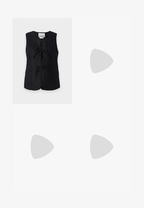 Crna bezrukavna jakna s V-izrezom, prednjim vezanjem, dva džepa i glatkom teksturom. Minimalistički dizajn s čistim linijama.; Crna pamučna majica s kratkim rukavima, s malim grafičkim prikazom ružičaste vjetricaste s desne strane na prsima. Dizajn s okruglim izrezom i opuštenim krojem.; Crne traperice viskog struka s kopčanjem na gumb i rajfeslusu, prednjim džepovima i širom nogavicama položene su ravno na bijeloj pozadini.; Crne lakirane kožne sandale s otvorenom petom i špicastim vrhom, s geometrijskom blok petom. Imaju elegantan, minimalistički dizajn i glatku teksturu.; Crna kožna torba za nošenje s glatkom teksturom, pravokutnim oblikom i dvije duge ručke. Nema vidljivih metalnih dijelova ili ukrasa.