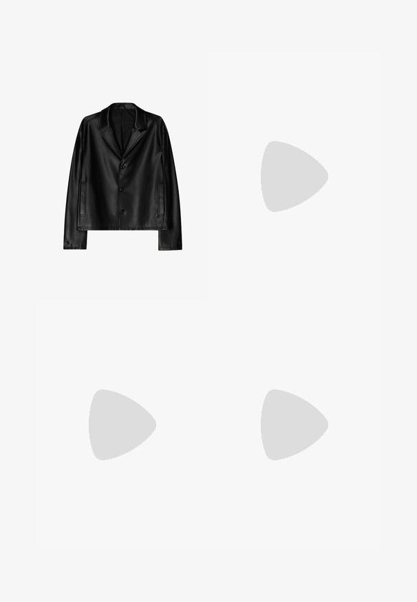 Schwarze Lederjacke mitrevers, fünf Knöpfen, Seitentaschen und langen Ärmeln. Glatte Textur mit klassischem Schnitt.; Schwarzes Baumwoll-T-Shirt mit einem großen weißen Graffiti-Engel-Design auf dem Rücken, mit detaillierten Flügeln und Sternakzenten.; Schwarze, weit geschnittene Denim-Jeans mit hoher Taille, Fronttaschen und silberfarbener Hardware. Ausgestattet mit einer matten Textur und einem sauberen Finish.; Schwarze und cremefarbene Sneakers mit einem strukturierten Design, die ein Obermaterial aus Mesh, schwarze Schnürsenkel und eine robuste Sohle mit einem gummierten Profilmuster aufweisen.