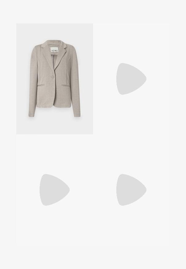 Lys grå fishtail-blazer med en enkelt knappelukning, to frontlommer og noterte revers. Laget av teksturert stoff.; Brun langermet topp med bred hals og en knutedetalj på den ene siden, laget av mykt, teksturert stoff.; Sorte bukser med rett ben, med to frontfolder, liv, og ingen synlige lommer eller dekorasjoner.; Brune lakk-lær høyhælte sko med rund tå, ankelstropp og kraftig blokkhæl. Har en klar hælkomponent.; Svart håndveske med strukturert form, jevn tekstur og metallisk lås. Kombinert med brede svarte bukser og sandaler med åpen tå på tregulv.