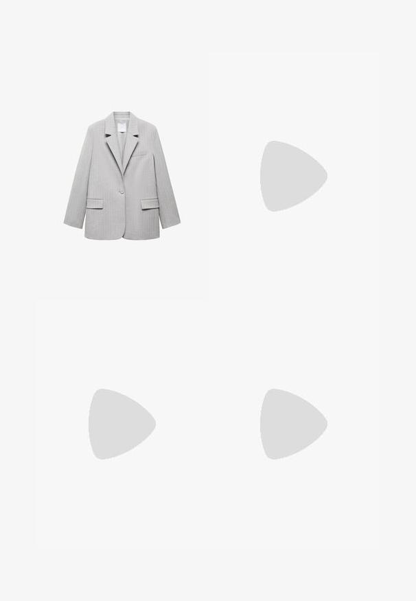 Mango RAYITA - Bleiseri - mottled grey; Stradivarius REGULAR FIT - T-paita - white; Vaaleansininen farkkutakki, jossa on suora lahje, viisi taskua ja keskipituinen vyötärö. Ominaisuuksiin kuuluu haalistunut pinta ja ommeltu helma.; Ruske nahkate sneakerit valkoisilla korostuksilla ja nauhoilla. Kumi-gumipohja. Yhdistetty valkoisiin sukkiin, joissa on mustia raitoja. Vihreä teksturoitu lattia.