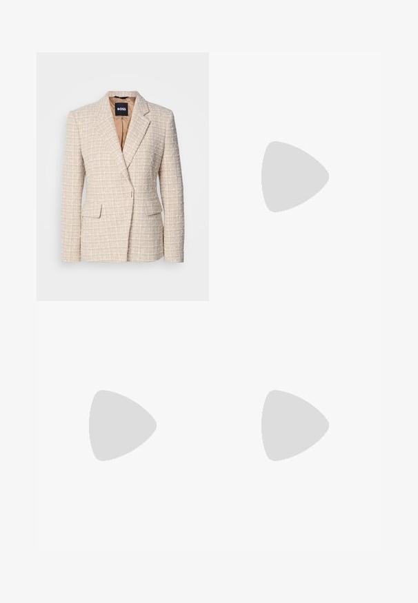 Beige blazer gemaakt van een gestructureerde stof met een geweven patroon, met een notched lapel, twee voorzakken en een satijnen voering.; Zwarte katoenen t-shirt met een ronde hals, korte mouwen en een geborduurd logo op de borst. Eenvoudige, comfortabele pasvorm zonder patronen.; Zwarte op maat gemaakte broek met een recht model, voorzien van een soepele textuur en scherpe plooien aan de voorkant. Geen zichtbare hardware.; Zwarte leren enkellaarzen met een blokhak, voorzien van elastische zijpanelen. Gecombineerd met zwarte broeken met een witte zijstreep.