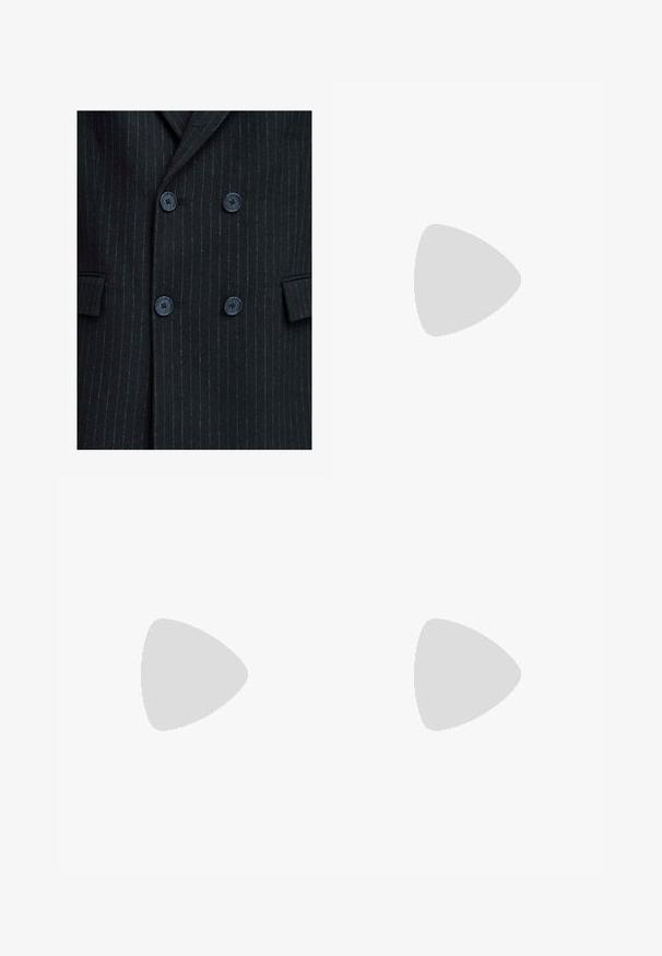 Blazer de doble botonadura negro a rayas con un acabado texturizado, que presenta cuatro botones azules y dos bolsillos frontales.; Camiseta gris de manga corta con cuello redondo, hecha de una suave mezcla de algodón. Diseño simple, sin patrones ni acentos.; Pantalones de mezclilla negra con corte recto, diseño de cinco bolsillos y cierre frontal con botón. Textura suave con detalles de costura mínimos.; Zapatos sintéticos negros con un upper texturizado, acentos lisos, tacón marrón y una suela en contraste. Presenta un cordón mínimo y detalles de costura.