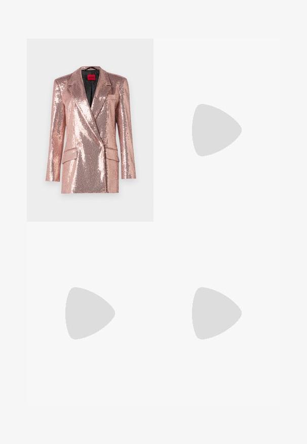 HUGO AKESI - Bleizeris - light/pastel pink; Juodas medvilnės marškinėliai su trumpomis rankovėmis, kuriuose kairėje krūtinės pusėje pavaizduoti rožiniai akinių grafiką ir tekstas "Ne tavo mergina".; HUGO HULANA - Chino stiliaus kelnės - open brown; Juodos odinės loafers tipo bateliai su masyviu platformos padu. Suapvalintas pirštas, priekinė siuvimo detalė ir subtilūs siuvinėjimo akcentai. Lygus, tekstūruotas padas.