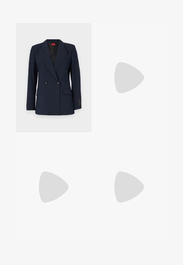 Marineblauwe dubbelgebreide blazer met geknipte revers, twee voorzakken en zwarte knopen. Heeft een gestreepte binnenvoering.; Witte gecropte T-shirt, korte brede mouwen, zachte katoenmaterialen, ronde halslijn met subtiele oranje rand, minimalistisch ontwerp, geen patronen of graphics.; Wijde broek in licht crèmekleurige stof, met zijzakken, een platte voorkant en een enkele knoopsluiting bij de taille. Glad van textuur.; Beige blockhak sandalen met dunne bandjes en een vierkante neus. Glad materiaal met minimale details, ontworpen voor eenvoudig dragen.