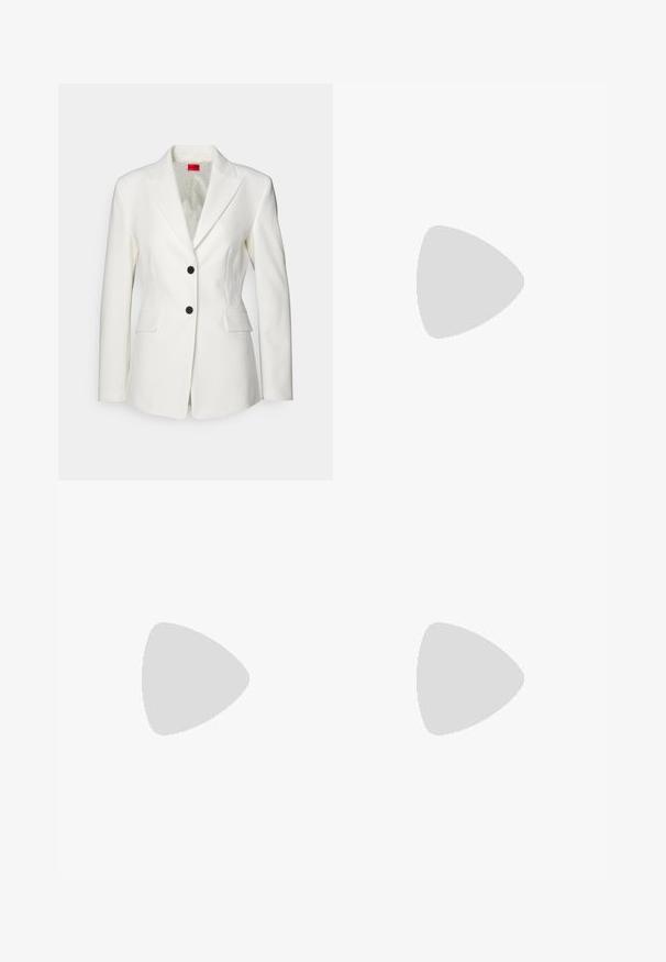 HUGO ASMALLA - Blazer - natural; Witte gecropte T-shirt, korte brede mouwen, zachte katoenmaterialen, ronde halslijn met subtiele oranje rand, minimalistisch ontwerp, geen patronen of graphics.; Beige op maat gemaakte broeken met een rechte snit, voorzien van plooien, een tailleband en een soepele textuur. Geen zichtbare zakken of versieringen.; Beige blockhak sandalen met dunne bandjes en een vierkante neus. Glad materiaal met minimale details, ontworpen voor eenvoudig dragen.