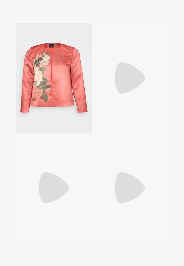 Korallszínű selyemdzseki fehér rózsák és zöld levelek virágmintájával, kerek nyakkivágással és elülső záródással. Hosszú ujjakkal rendelkezik.; Fekete, rövid ujjas póló, széles dekoltázzsal. Puha, könnyű anyagból készült. Egyszerű, mintás vagy díszítés nélküli dizájn.; Fekete, bő szárú nadrág magas derékkal, gombos részletekkel a derékrészen és elülső pliszékkal.; Fekete magassarkú szandál sima bőr felső résszel, nyitott orral, széles elülső pántokkal és állítható bokapánttal, arany csat részlettel.