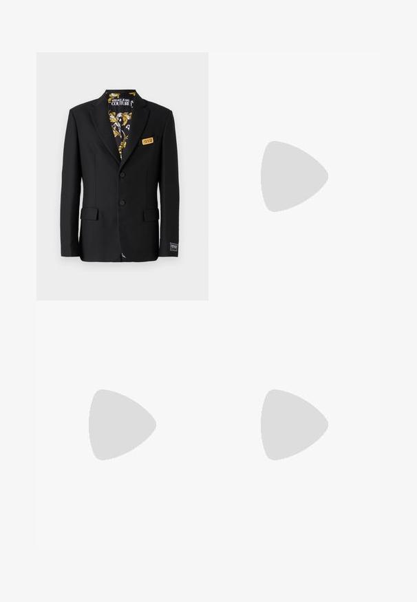 Svart kavaj med två knappar, slagkrage och sidofickor. Fodrad med ett mönstrat tyg med guld- och vit detaljer. Etikett på fickan.; Svart bomull T-shirt med rund hals, korta ärmar och vit logotryck på vänster bröst. Enkel, enfärgad design.; Svarta byxor i ett glatt tyg, med en veck fram, knappstängning och uppvikta nederkant vid anklarna.; Svarta läderloafers med en slät yta, rund tå och ett dekorativt band över främre delen. Låg staplad klack, minimalistisk design.