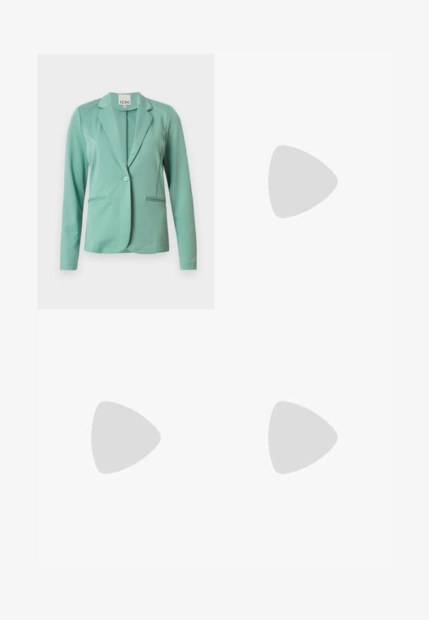 Mintgrön blazer med enknappslås, slagkrage, två framfickor och en slät yta. Varumärkesetikett synlig inuti kragen.; Krämfärgad ärmlös topp med V-ringning och veckad detalj vid sidorna, tillverkad av mjukt, stretchigt material. Taggen visar "ANNA FIELD."; Vidbenade byxor i en enhetlig brun färg, tillverkade av ett texturerat tyg; har hög midja och en strukturerad design med bältesömmar.; Ljust rosa slingback-lägenheter med spetsig tå, tillverkade av ett slätt läderliknande material. Har utskurna detaljer på sidorna och en platt häl.