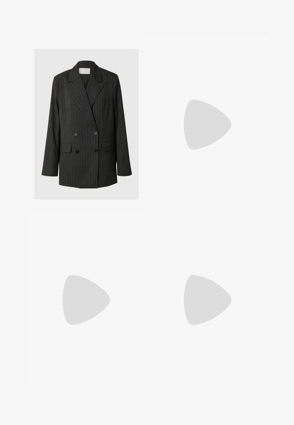 Blazer double boutonnage gris foncé avec des rayures fines gris clair, en tissu texturé, col cranté, deux poches avant et boutons noirs.; Pull à col roulé noir côtelé avec des manches longues et une coupe ajustée. Fabriqué en tissu tricoté, la texture semble légèrement transparente.; Pantalons gris à jambe droite avec un design à devant plat, des plis latéraux et des passants de ceinture. Le tissu a une texture lisse, adaptée aux tenues formelles.; Des escarpins en cuir noir à talon slingback, avec un bout pointu, un petit talon kitten et un détail de nœud décoratif à l'avant. Texture lisse sur toute la surface.; Sac à main en cuir rose de forme rectangulaire, avec une bandoulière en chaîne argentée et une texture lisse, porté sur le dos. Design simple sans motifs visibles.
