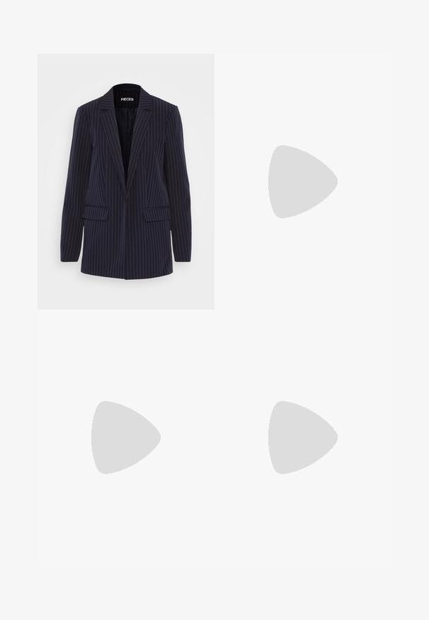 Námořnický modrý blazer s pruhy, s klopami, dlouhými rukávy, klopovými kapsami a obepnutým střihem.; Halenka s dlouhým rukávem a vysokým krkem pokrytá stříbrnými flitry. Vyznačuje se hladkou texturou, přiléhavým střihem a designovými detaily s nabíranými rameny.; ONLY Tall ONLJUICY WIDE RINSE - Wide leg - dark blue denim; Bílé sandály na vysokém podpatku s tenkým páskem kolem kotníku, plochou špičkou, texturovaným předním dílem s nařasenými detaily.; Zlaté kruhové náušnice, tenké a kulaté, s hladkým kovovým povrchem a bez zdobení či vzorů.