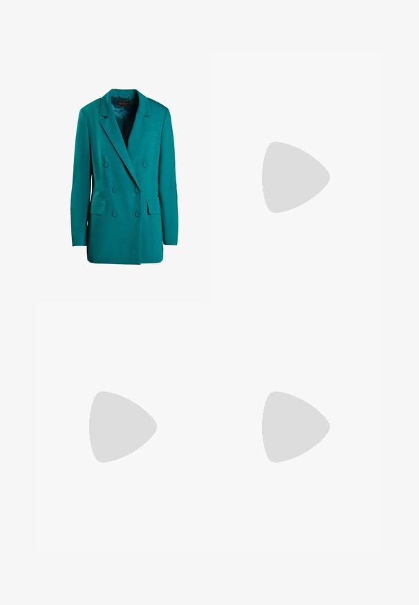 Tyrkysový dvouřadý blazer vyrobený z hladké tkaniny. Má klopové límce, dvě přední kapsy a kulaté knoflíky.; Černý bezsleeve crop top vyrobený z hladké tkaniny, s kulatým výstřihem a čistým, jednoduchým designem bez vzorů nebo kovových doplňků.; Černé kalhoty s rovným střihem, s předními kapsami a bočními rozparky na lemu. Vyrobené z jemné, hladké tkaniny. Vhodné na různé příležitosti.; Černé lakované sandály na podpatku se čtveratou špičkou, lýtkovými pásky a stříbrnými přezkami. Disponují masivním blokovým podpatkem pro stabilitu.