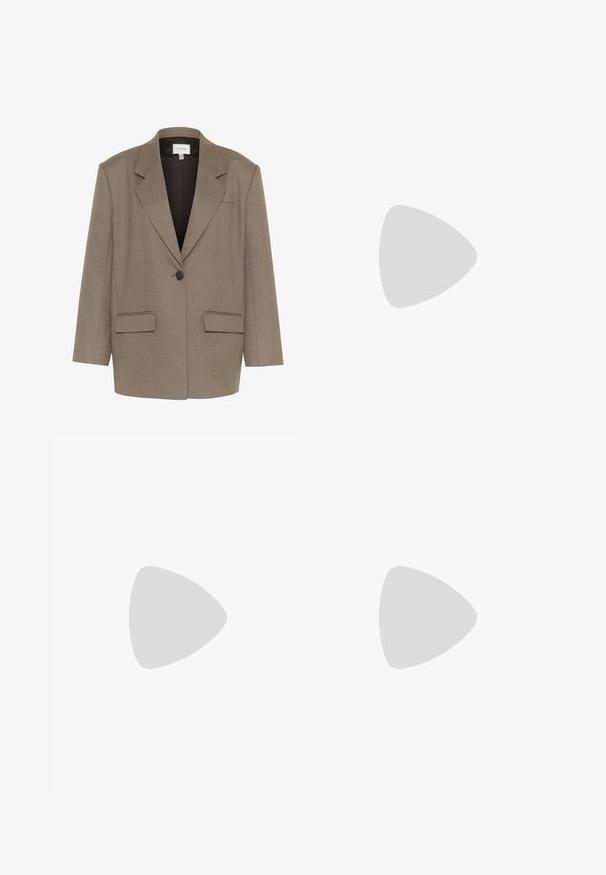 Smeđi sako u strukturiranom dizajnu, s jednim dugmetom, dva prednja džepa i reverima. Glatka, teksturirana tkanina.; Svijetlo bež majica kratkih rukava s okruglim izrezom, izrađena od meke, glatke tkanine. Karakterizira je opušteni kroj i ravni rub.; Bijele hlače širokih nogavica napravljene od lagane tkanine. Imaju elastičan pojas s ušicom i bočne džepove. Glatka tekstura.; Ravne sandale s smeškom od gume, dizajnirane s tri preklapajuće bele kožne trake i malim detaljem mašne u sredini.; Svijetlosivi kožni torba s oblikom u slovo U i zakrivljenim metalnim drškom. Glatka tekstura s minimalnim šavovima i bez vidljivih uzoraka.