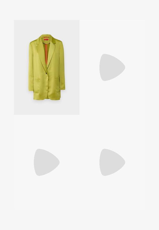 MAX&Co. LUCERNA - Blazer - green; Witte korte mouwen t-shirt van ribstof. Ronde halslijn, normale pasvorm en subtiele stiksels. Geen patronen of grafische elementen.; Gehaakte witte midi rok met een textuurpatroon met verticale lijnen en uitsparingen nabij de zoom. Elastische tailleband. Zacht materiaal.; Zwarte leren ballerina met een ronde neus, gladde textuur, minimale stikdetails en een flexibele zoolontwerp.