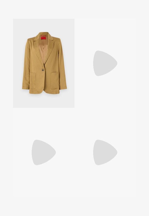 Keltainen pinstripe-mallinen bleiseri, jossa on viisto kaulus, nappikiinnitys, kaksi etutaskua ja sileä pinta. Vuorattu sisäosa.; Pitkähihainen, vaaleanbeige paita, jossa on pyöreä kaula-aukko. Valmistettu pehmeästä kankaasta, jossa on keskeinen sauma ja hieman kaareva helma. Ei näkyvää metalliosaa.; Beige flare-farkut, jotka on valmistettu puuvillasta. Niissä on korkea vyötärö, viisi taskua, napitus ja hillityt tikkaus yksityiskohdat.; Beige nahkara ballet flat dengan ujung bulat, detail jahitan minimal, hak rendah, dan logo halus di bagian belakang. Tekstur halus dan matte.
