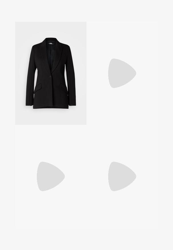Čierny blazer so štruktúrovaným dizajnom, klopovými revermi, jedným gombíkom, dvoma bočnými vreckami a hladkou textúrou látky.; Čierne bavlnené tričko s výstrihom do V a krátkymi rukávmi. Jednoduchý dizajn s bežným strihom a bez vzorov alebo akcentov.; Čierne krajčírské nohavice so strihom rovného nohu, s hladkou textúrou a ostrými skladmi pozdĺž prednej časti. Žiadne viditeľné hardvér.; Béžové sandále na blokovom podpätku s tenkými pásikmi a štvorcovou špičkou. Hladký materiál s minimálnym detailovaním, navrhnuté pre ľahké nosenie.