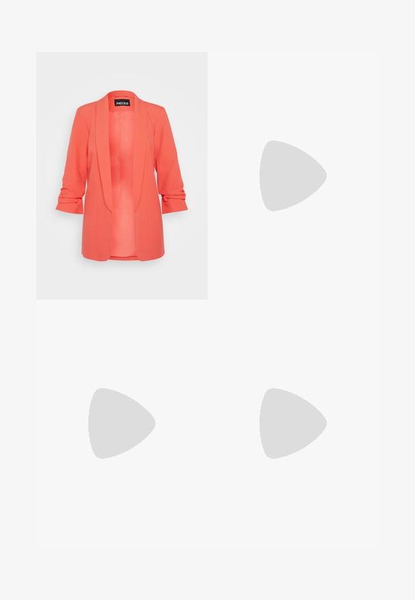 Koralen blazer iz gladkega blaga, odprt spredaj in s strukturiranimi rameni. Zvaljani rokavi; minimalistična zasnova brez vzorcev ali okraskov.; Črn brez rokavov crop top, izdelan iz gladkega materiala, z okroglim izrezom in čistim, preprostim dizajnom brez vzorcev ali dodatkov.; Črne hlače ravnega kroja z naglavnimi žepi in stranskimi razporki na robu. Narejene iz mehke, gladke tkanine. Primerne za različne priložnosti.; Bela sandala na visokih petah s debelim petam, ki ima obliko trakcev in vezanje okoli gležnja. Gladka tekstura z platformo spredaj za dodatno višino.