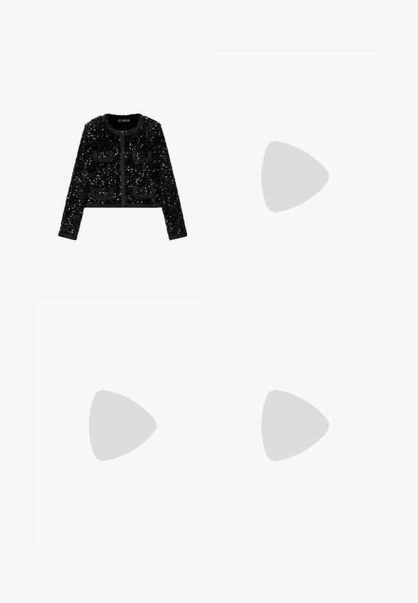 Mango Blazer - black; Hvid fitted top lavet af ribbet stof med cap sleeves og samlede detaljer i siderne for tekstur og form.; Sølvfarvet, kunstlæder nederdel med et tekstureret krokodillemønster, der har to blå knapdetaljer og en tætsiddende pasform.; Sorte patentlæder slingback hæle med spids tå og en geometrisk blok hæl. Har et elegant, minimalistisk design og en glat tekstur.