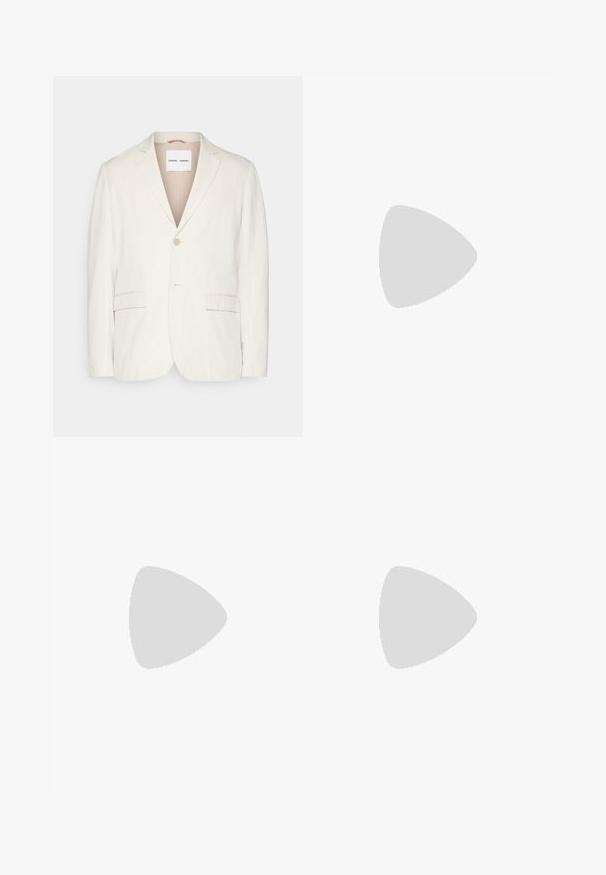 Lysebeige linblazer med enkel knaplukning, reverskrave, to frontlommer og tætsiddende pasform. Blød tekstur med minimalistisk design.; Grå kortermet T-skjorte laget av myk, teksturert stoff. Har en klassisk rund hals og en rett kant, passende for uformell bruk.; Marinblå bukser med en avslappet passform, med snøring i livet og sidelommer. Glatt stoff med subtile frontfolder og logo-detalj.; Hvite og svarte joggesko med en glatt læroverdel, teksturerte detaljer og en kraftig hvit såle. Har en klassisk snøring.