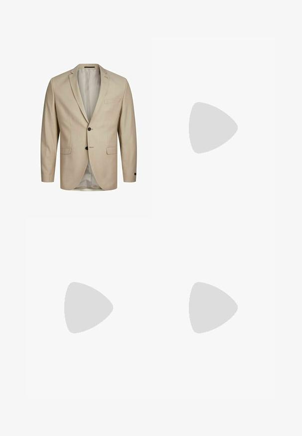 Beige blazer met een textuurstof, een enkelvoudig ontwerp, notch-revers, twee knopen en een enkele borstzak. Gevoerd interieur.; Witte langlopende shirt met lange mouwen, gemaakt van gladde stof, met een klassieke kraag, knoopsluiting en een gebogen zoom. Minimalistisch ontwerp zonder patronen.; Zwarte op maat gemaakte broek met riemlussen, sluiting met voorste knoop en rits, plooien en omgeslagen broekspijpen.; Zwarte leren loafer met een gladde textuur, spitse neus en een decoratieve band over de wreef. Lichtgewicht zool, minimalistisch ontwerp.