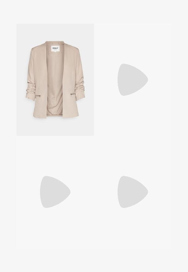 Blazer bege com colarinho tipo xale, mangas franzidas, detalhes com fecho lateral e uma textura de tecido suave. Frente aberta sem fecho.; T-shirt de algodão preto com mangas curtas, apresentando um pequeno gráfico de borboleta rosa no lado esquerdo do peito. Design de gola redonda com um corte solto.; Jeans pretos de cintura alta com fecho de botão e zíper, bolsos frontais e pernas largas dispostos em cima de um fundo branco.; Sandy em verniz preto com salto slingback, ponta afilada e salto geométrico. Apresenta um design elegante e minimalista com textura suave.