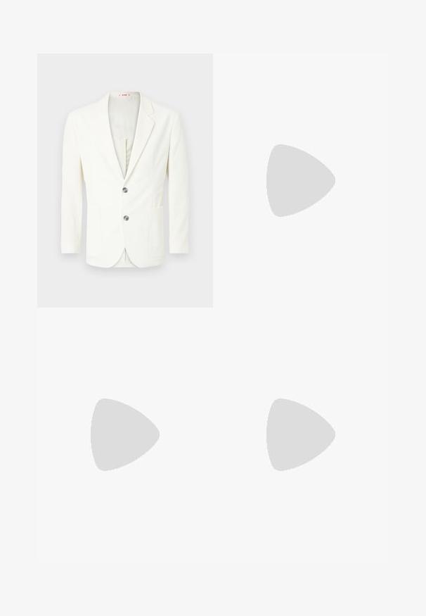 Hvid, tekstureret blazer med slim fit, der har to knapper, en lomme på venstre side og en glat inderside.; Hvid langærmet button-up skjorte lavet af bomuld, med en klassisk krave, frontknapper og minimal syning detalje.; Bredde ben sorte denim jeans med en glat tekstur, klassisk fem-lomme design og sølv hardware. Har subtile falmninger langs stoffet.; Hvide sneakers med en glat læderoverdel og lav profil. Har en rund tå, seks snørehuller og en tekstureret gummisål.
